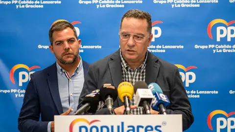 Poli Suárez junto a Jacobo Medina este jueves en Lanzarote