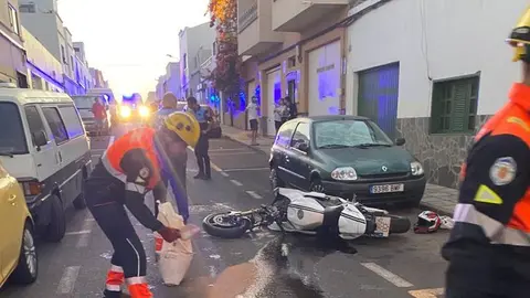 Momento del accidente en el que estaban interviniendo los agentes de la Policía Local y los bomberos