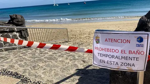 Imagen de parte de una playa cerrada debido al vertido de aguas fecales.
