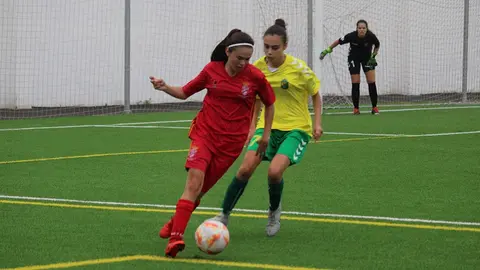 Imagen de una jugadora del CF Puerto del Carmen conduciendo el balón.