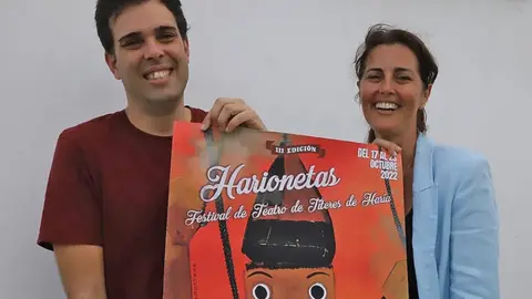 Imagen de Evelia García y Alberto Aguiar presentando el festival de teatro de títeres de Haría.