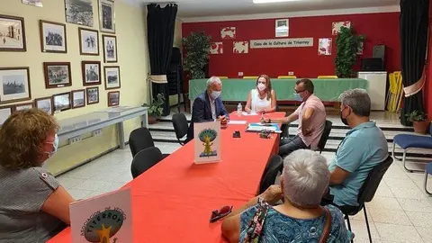 Imagen de una reuni&oacute;n entre Mar&iacute;a Dolores Corujo, Sebast&iacute;an Franquis y representantes de la asociaci&oacute;n de vecinos de Titerroy.