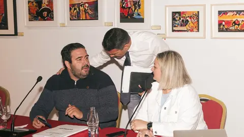 Imagen de Oswaldo Betancort junto a Javier Díaz en el pleno de Teguise.