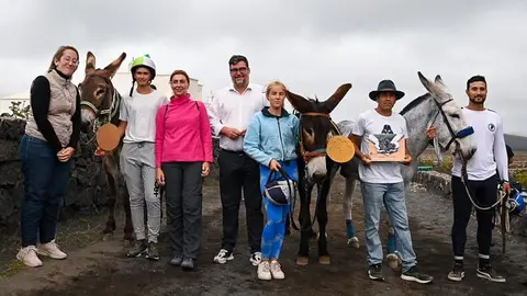 Imagen de Isidro Pérez junto a Sara Bermúdez junto a  los participantes de las Fiestas del Aguapata.
