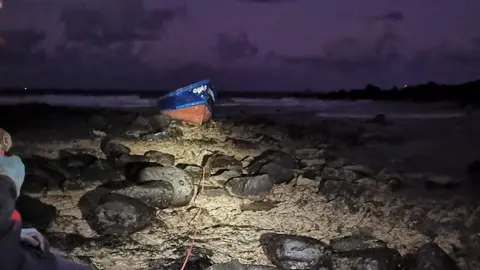Imagen de la patera en la costa del norte de Lanzarote