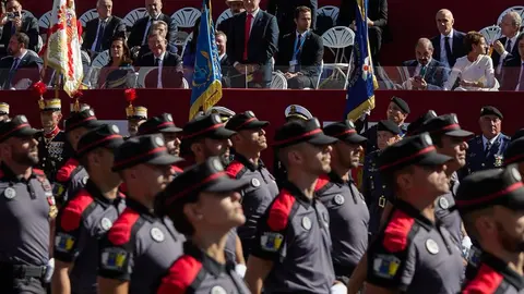 Ángel Víctor Torres de pie en Madrid al paso de las mujeres y los hombres de la Policía Canaria