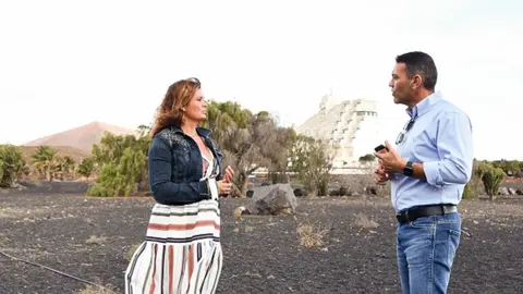Oswaldo Betancort junto a Olivia Duque en una parcela de Costa Teguise.
