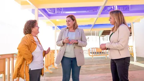 Imagen de la alcaldesa de Arrecife junto a la edil de Educación y la directora del centro.