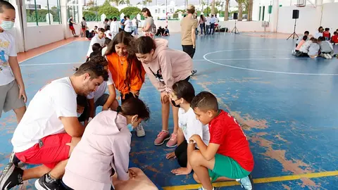 Imagen de unos niños aprendiendo a hacer una RCP.