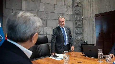 Ángel Víctor Torres con Román Rodríguez.