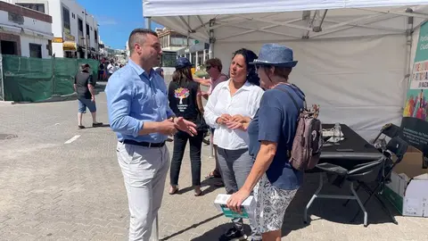 El alcalde de Yaiza en una jornada informativa en la calle Limones