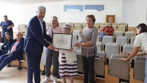José Juan Cruz entregando su distinción a Isabel Delgado Betancor.
