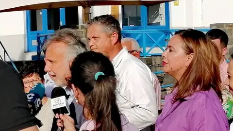 Imagen de Ángel Víctor Torres junto a María Dolores Corujo en su comparecencia ante los medios de comunicación en el charco de San Ginés.