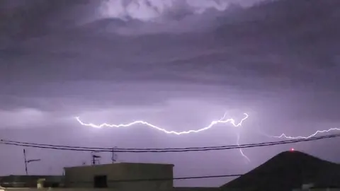 Imagen de uno de los muchos rayos que han caído este sábado sobre Lanzarote