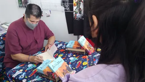 Imagen de Luis Alberto Serrano en la firma de libros.