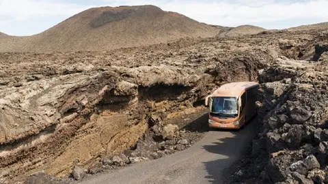 Imagen de una guagua en la ruta de los volcanes.