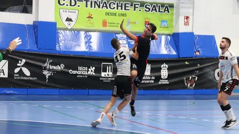 Imagen de archivo de un jugador del CB San Jose Obrero realizando un lanzamiento.