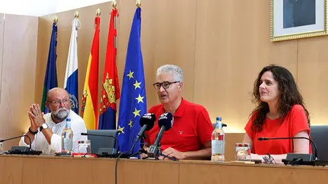 Imagen de la firma del convenio de Tías-Mascarilla 19.