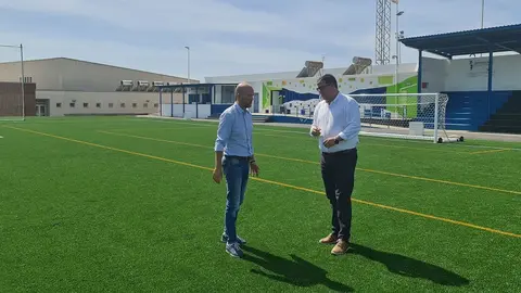 Imagen de Isidro Pérez y Raúl de León sobre el cesped renovado del campo de fútbol de Playa Honda.