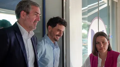 Imagen de Migdalia Machín junto a David Toledo y Fernando Clavijo.