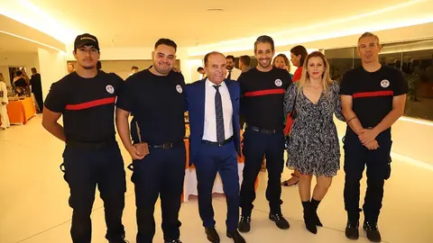 Imagen de Jesús Machín y Yurena Cubas junto a los representantes de Protección Civil en Tinajo.