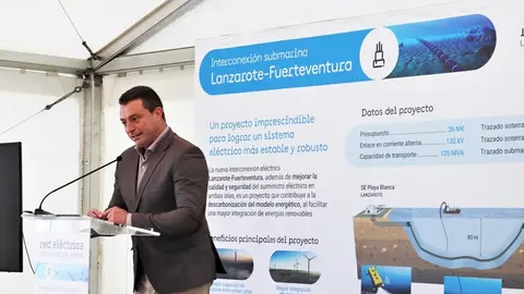 Imagen de la intervención de Óscar Noda en la presentación de la interconexión submarina entre Lanzarote y Fuerteventura.