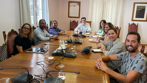 Imagen de la reunión Navidad Isleña entre el consejero de Cultura y los diferentes concejales.
