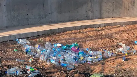 Acumulación de botellas de agua en la zona