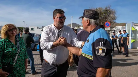 Imagen de Isidro Pérez junto al Oficial Jefe de la Policía Local de San Bartolomé,Carmelo Tejera Luzardo.