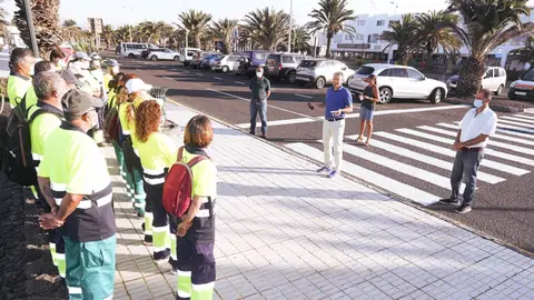 Imagen de Oswaldo Betancort junto a componentes del Plan de Empleo en Costa Teguise.