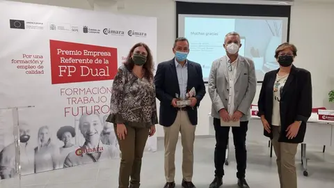 Docentes con los premiados.