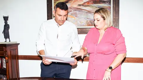 Imagen de Oswaldo Betancort junto a Sara Bermúdez.