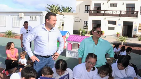 Imagen del alcalde de Yaiza junto a la vicedirectora Raquel Rodríguez en una actividad municipal.