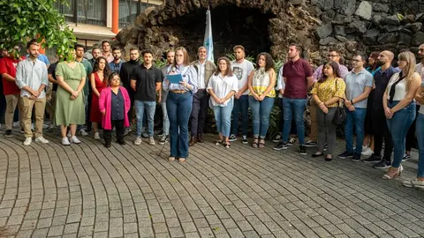 Izado de la bandera tricolor con
ocho estrellas verdes.