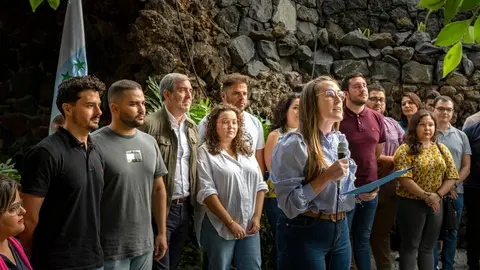 Los lanzaroteños David Toledo y Jesús Machín junto a Fernando Clavijo y el resto de jóvenes nacionalistas en el acto