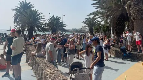 Imagen de la cantidad de personas que se fueron concentrando en la playa de Las Cucharas