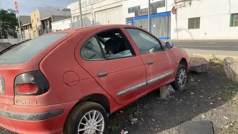 Imagen de uno de los vehículos abandonados en el barrio