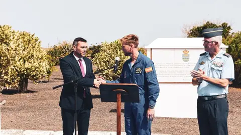 Oswaldo Betancort saludando a uno de los integrantes de la Patrulla