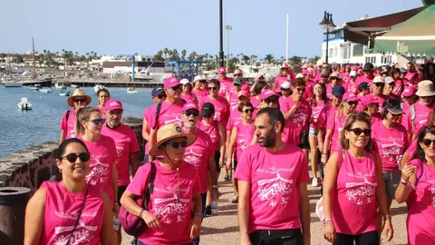 Imagen de la impresionante marea rosa que recorrió este domingo Yaiza