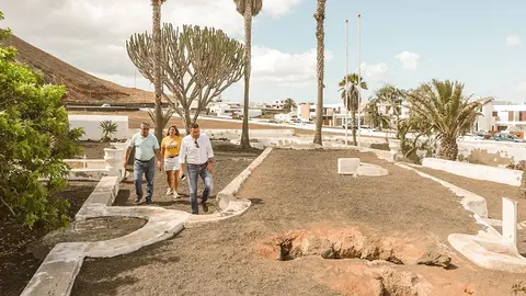 Oswaldo Betancort con Eugenio Robayna y Olivia Duque supervisando la zona.