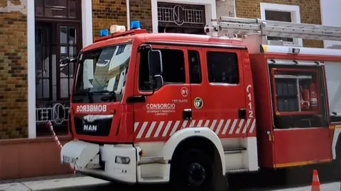 Imagen del camión de bomberos junto a el edificio del Cabildo viejo.