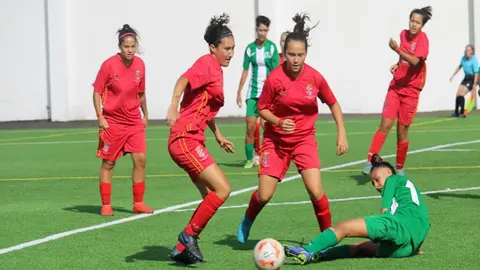 Imagen de las jugadoras del Puerto del Carmen en la disputa de un balón.