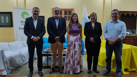 Imagen de los representantes de Nueva Canarias en la celebración por el día de la bandera canaria.