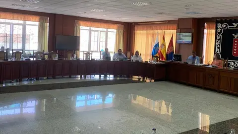 Imagen de las sillas de la oposición vacias tras la expulsión de Jacobo Medina y las ausencias de Coalición Canaria.