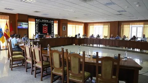 Imagen del llamativo aspecto del Pleno de la institución casi sin consejeros de la oposición