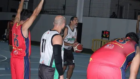 Imagen de un jugador del CB Maramajo lanzando un tiro libre.