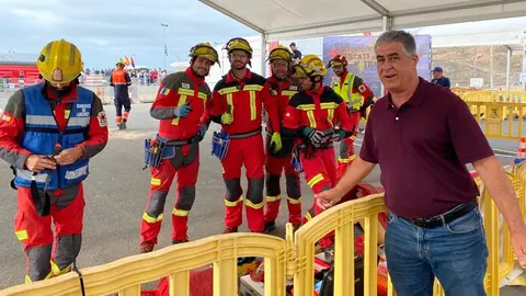 Imagen de Eugenio Robayna con los bomberos del Consorcio de Seguridad y Emergencias de Lanzarote.