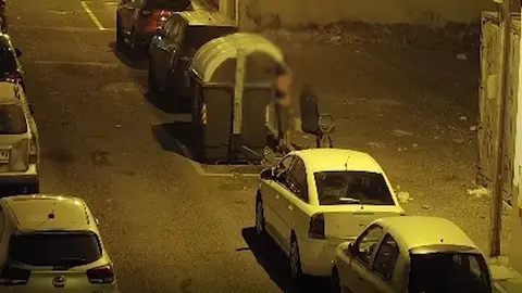 Imagen del detenido prendiendo fuego a un contenedor.