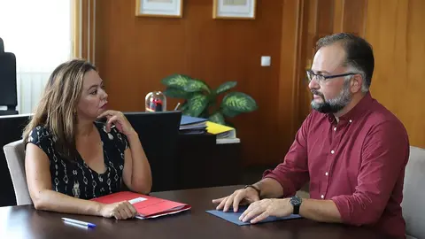 Imagen de María Dolores Corujo junto a Jorge Peñas.