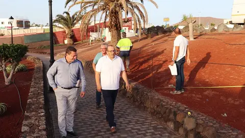Imagen de Óscar Noda, Rubén Arca y Ángel Domínguez en las obras de accesibilidad en zona residencial de Playa Blanca.
